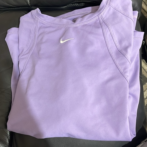 Nike Purple/lavender short Sleeve Top, nylon material NWOT TAG PULL - Picture 3 of 11